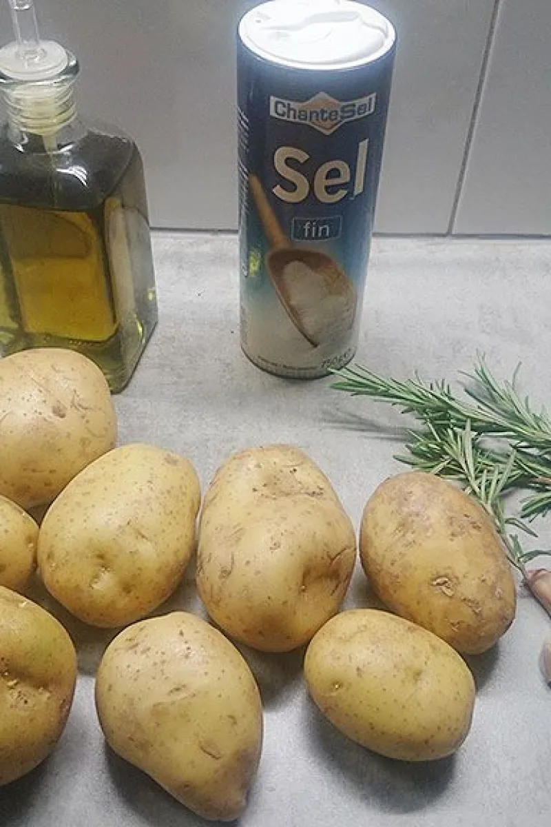 Oven baked potato wedges with rosemary and garlic ingredients