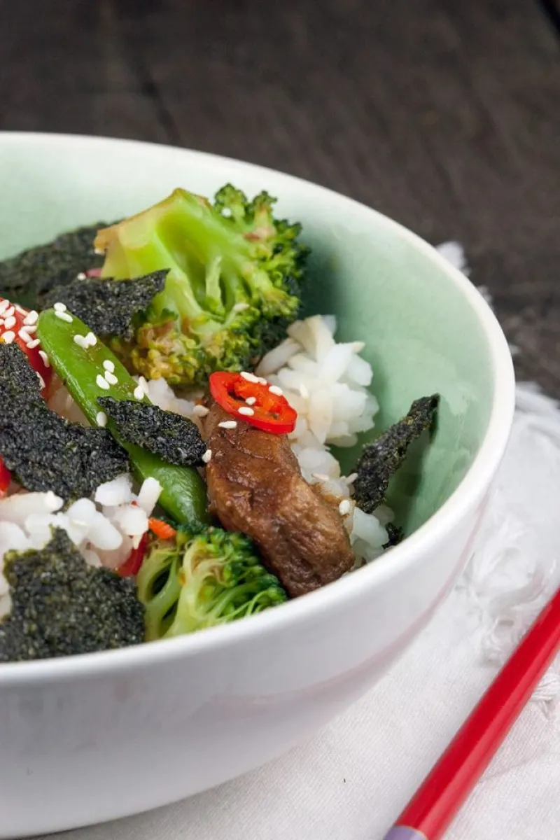 Sushi bowl with beef teriyaki