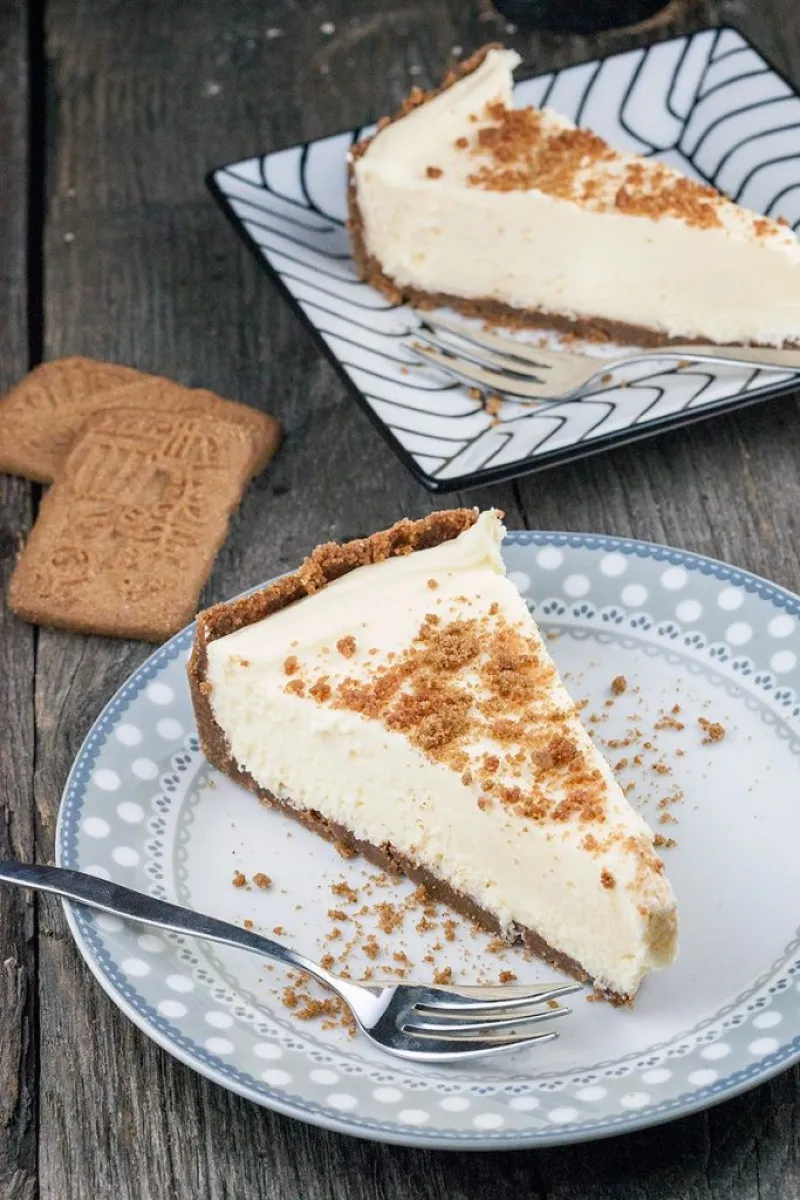 White chocolate cheesecake with ginger cookies