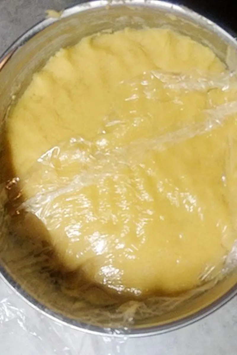 Flattening the boterkoek