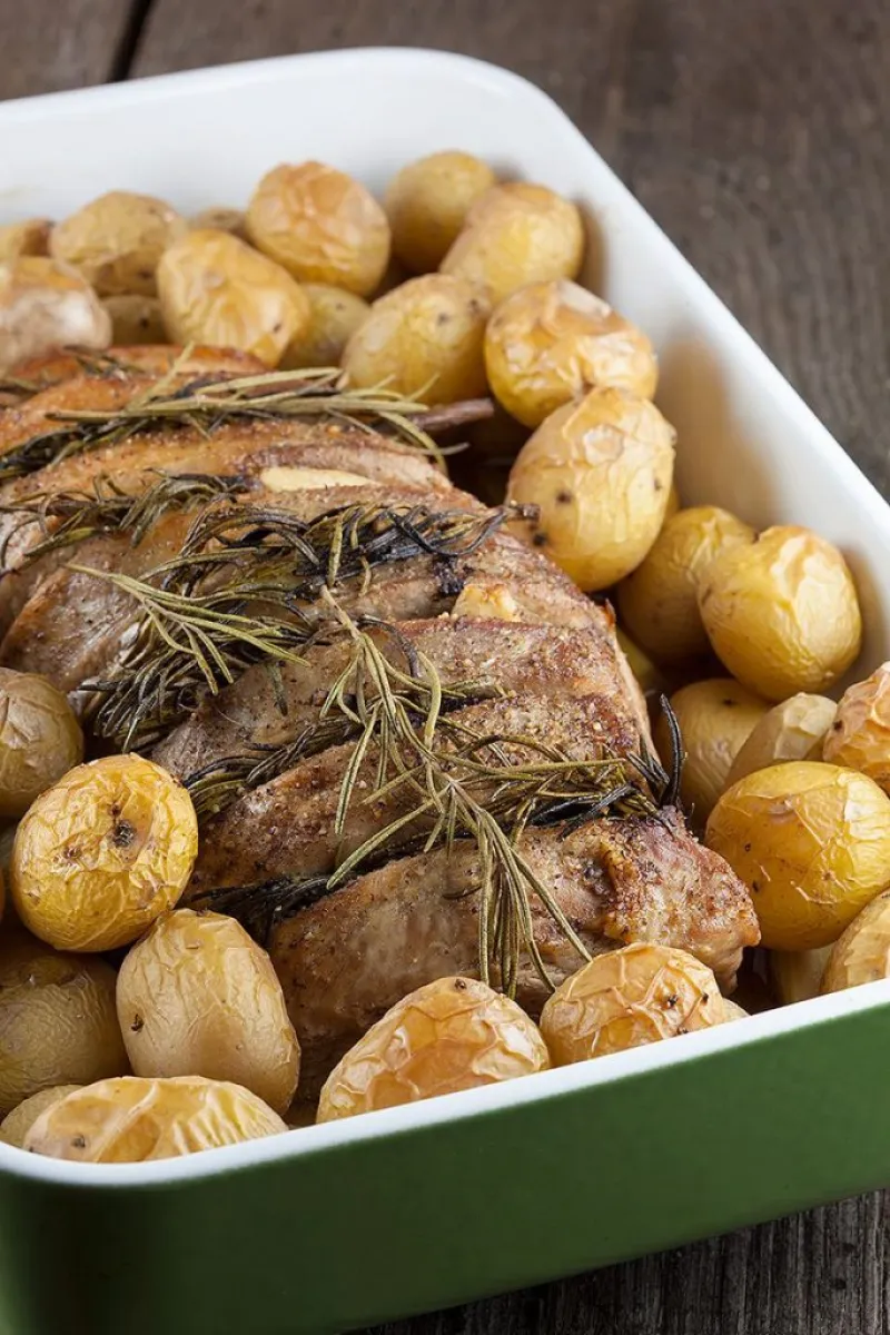 Oven-roasted pork loin with rosemary and potatoes
