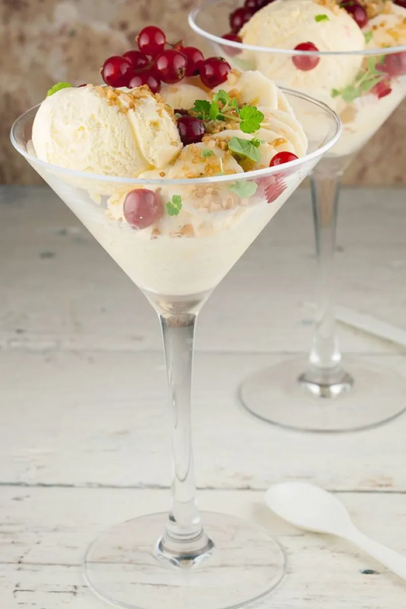 Vanilla ice cream with banana and red currants
