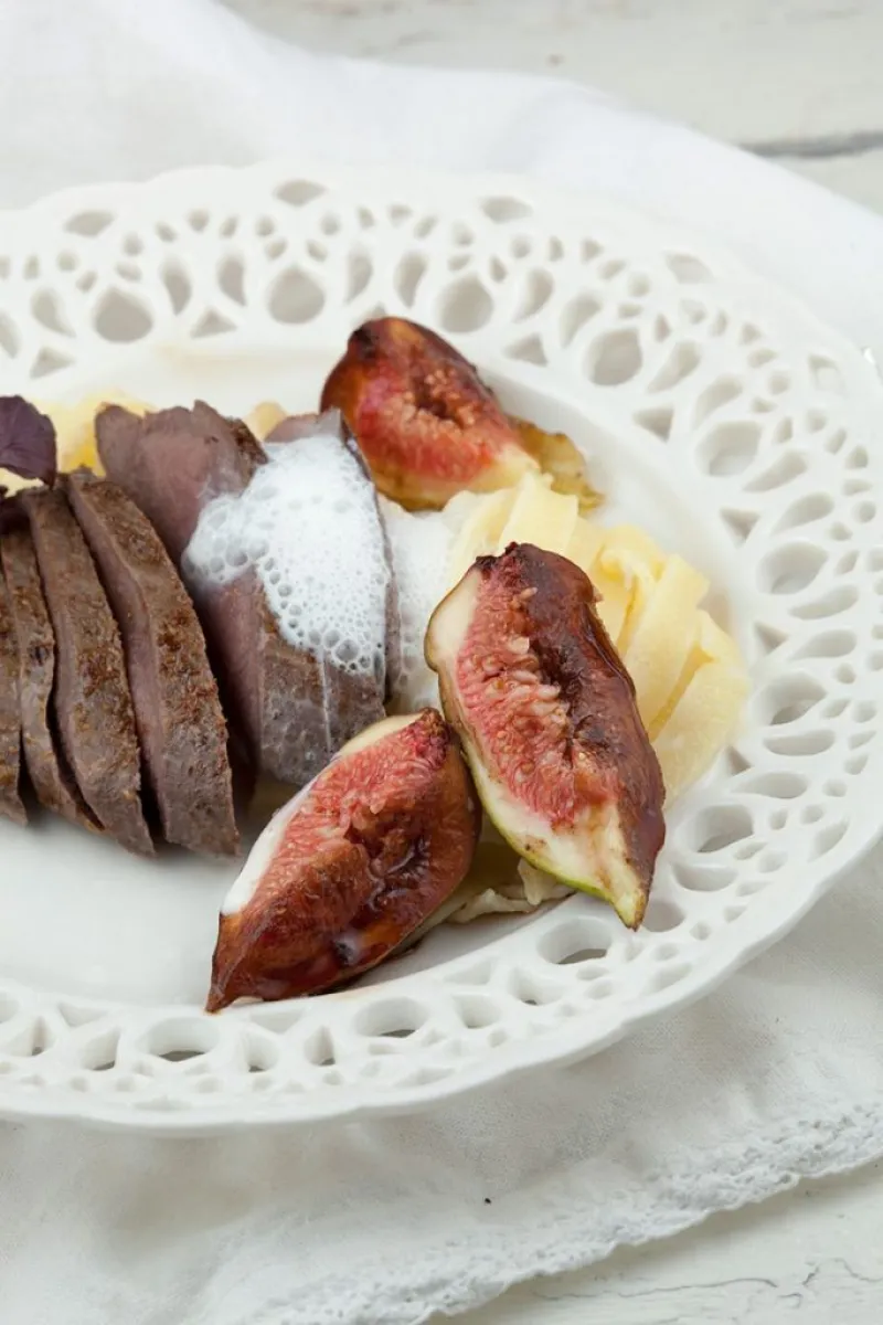Venison with fresh figs and cinnamon foam