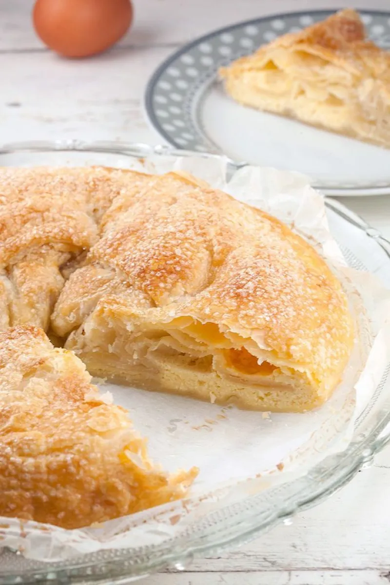 Vanilla cake with Romanian cheese