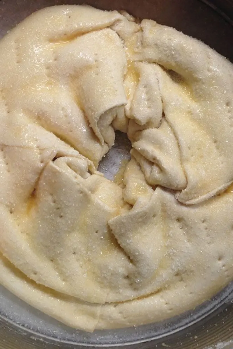 Vanilla cake with Romanian cheese folded