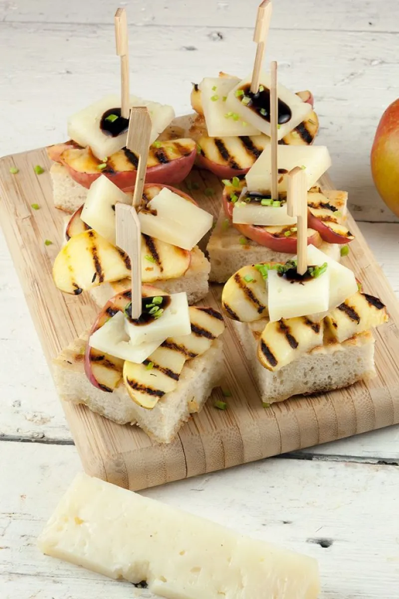 Apple and manchego crostini