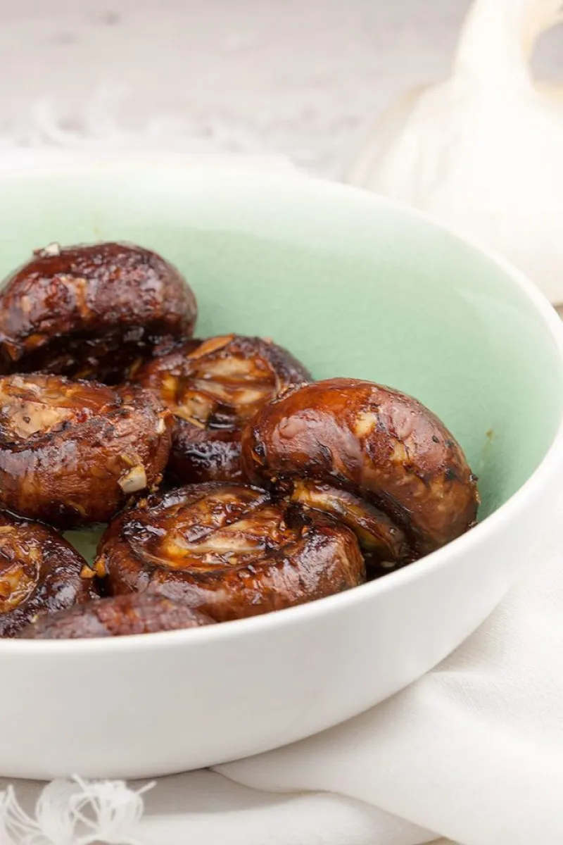 Barbecued garlic chestnut mushrooms