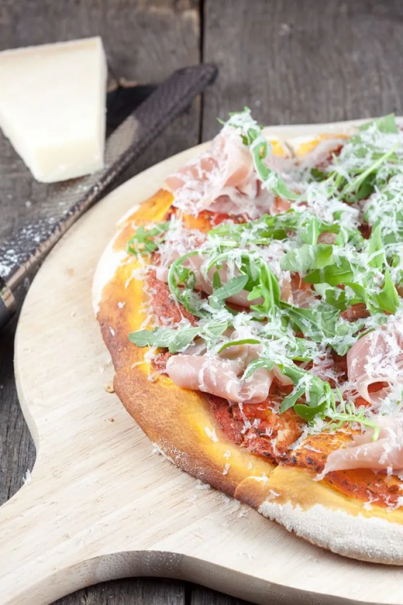 Serrano ham and rocket pizza