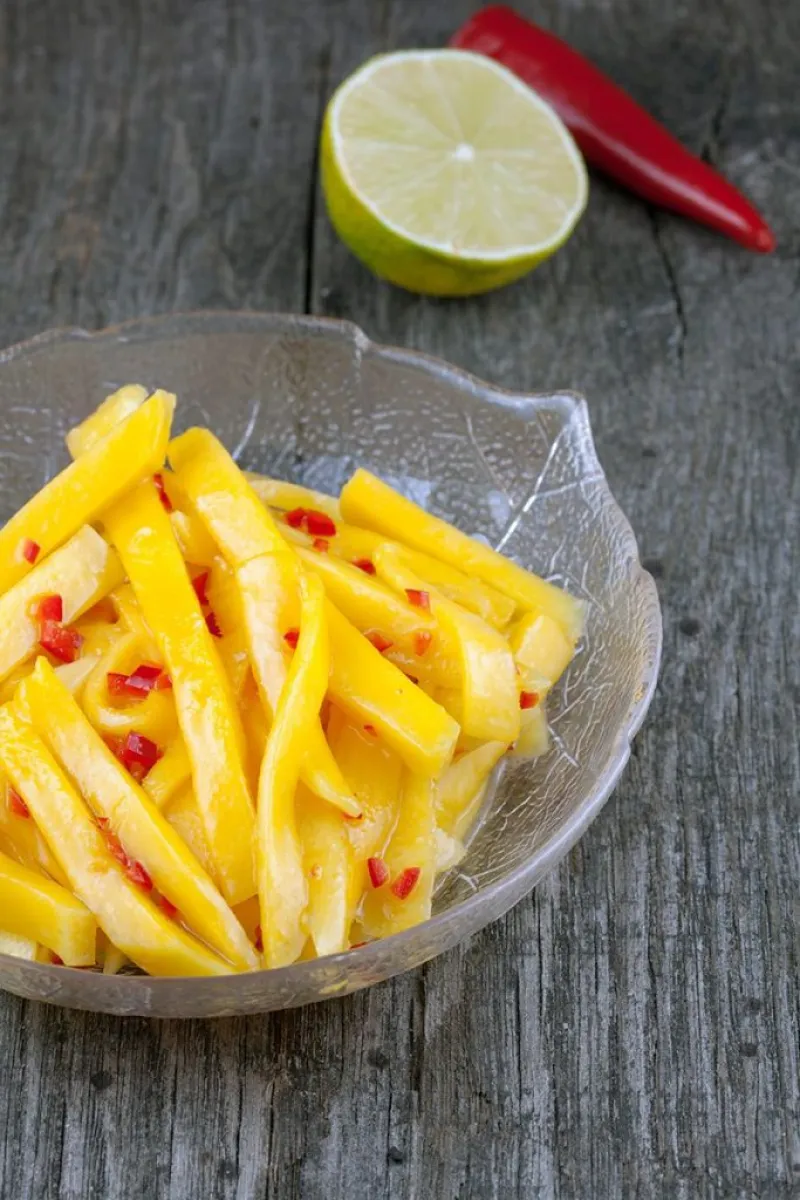 Spicy mango salad