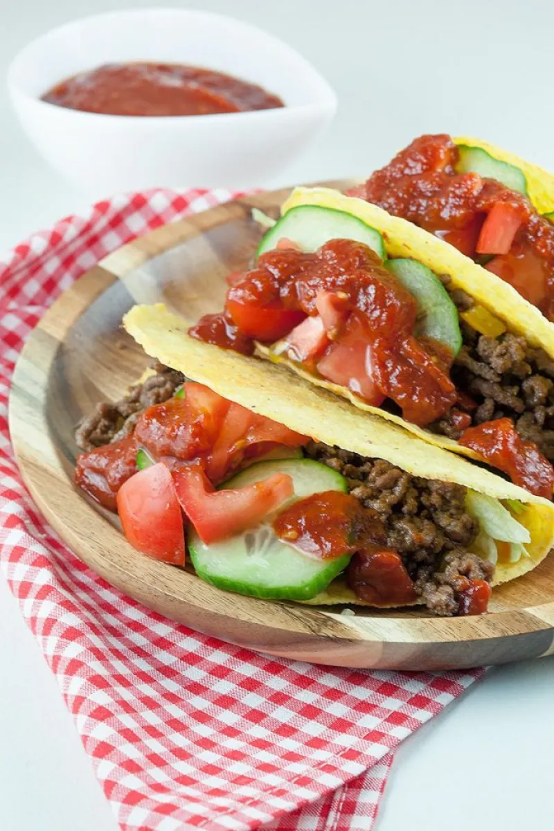 Hard shell tacos with minced meat