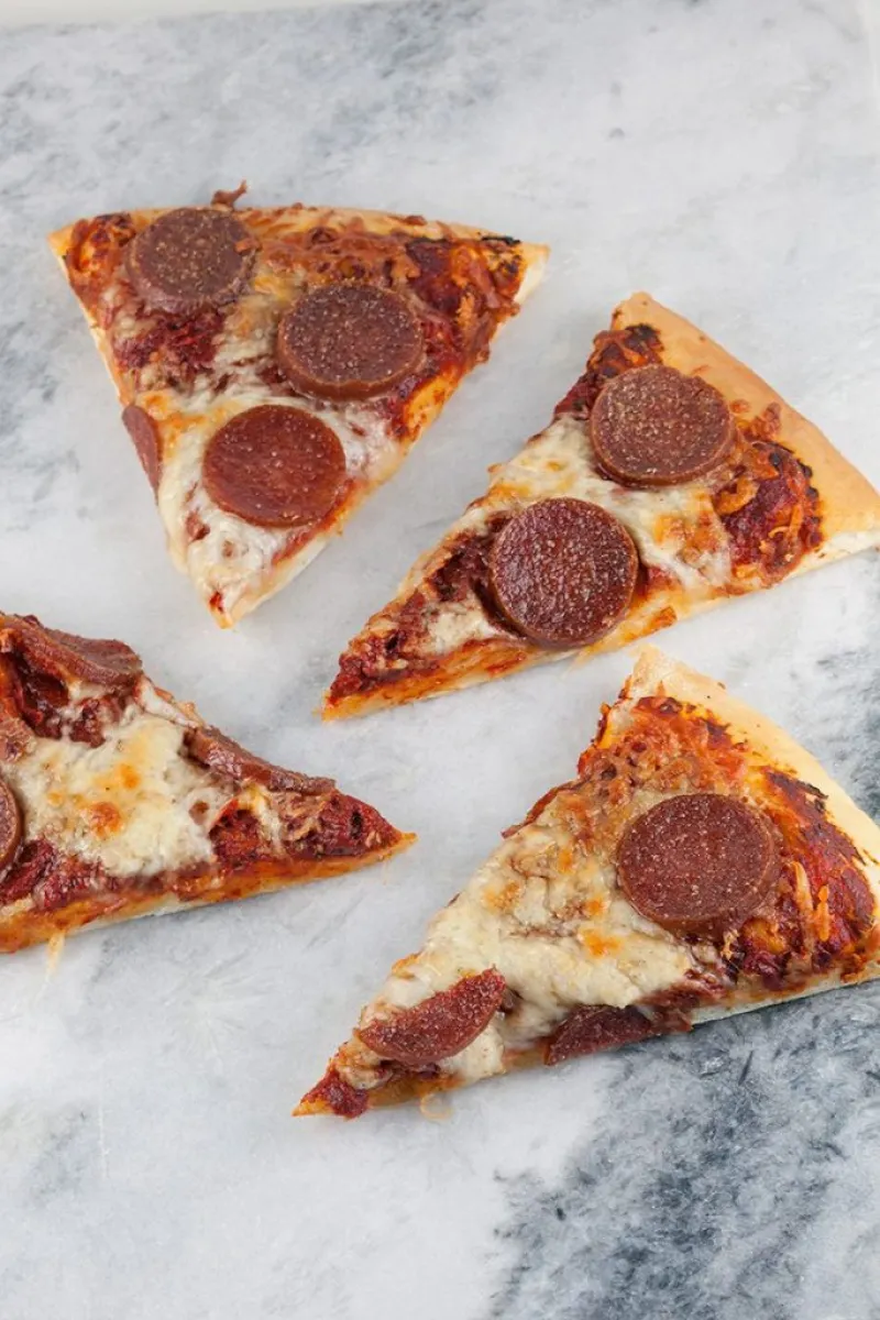 Salami pizza