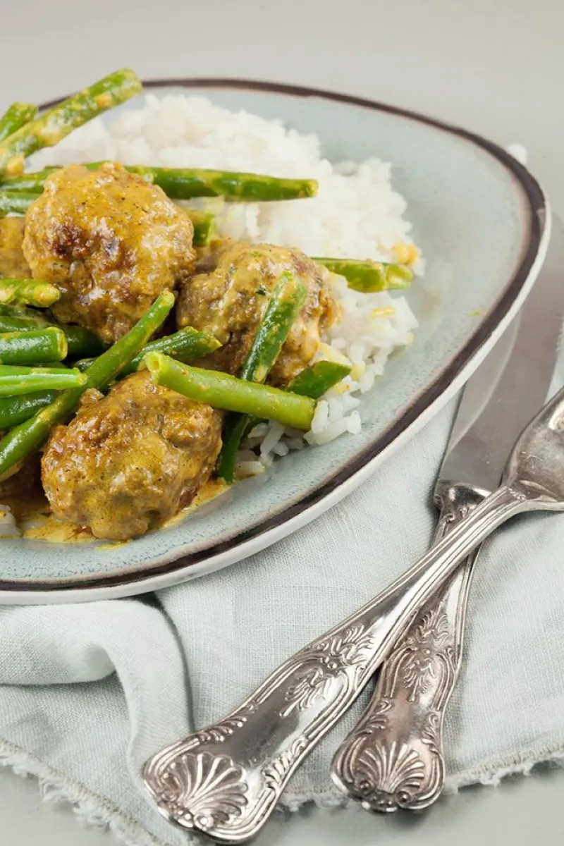 Spiced meatballs with green beans and rice