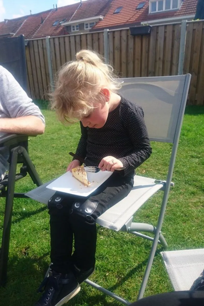 Our niece Tessel loved the cheesecake!