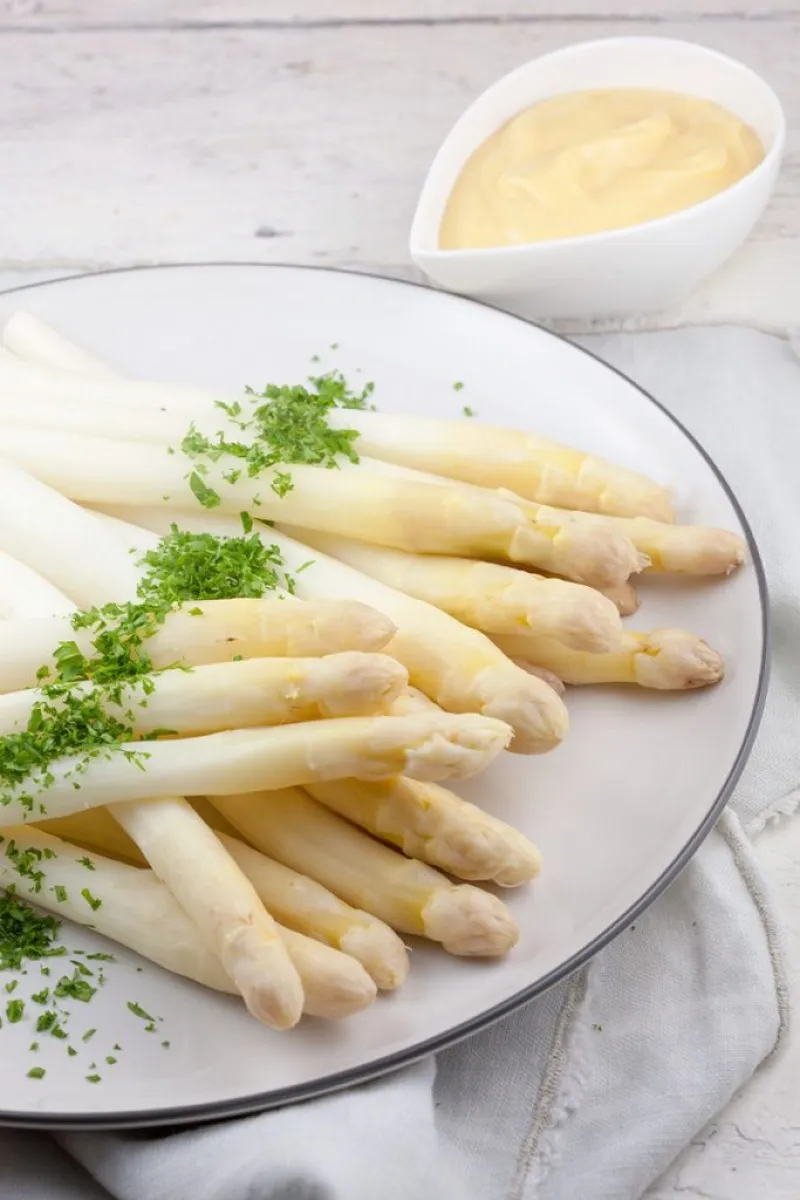 White asparagus with cold French mousseline sauce