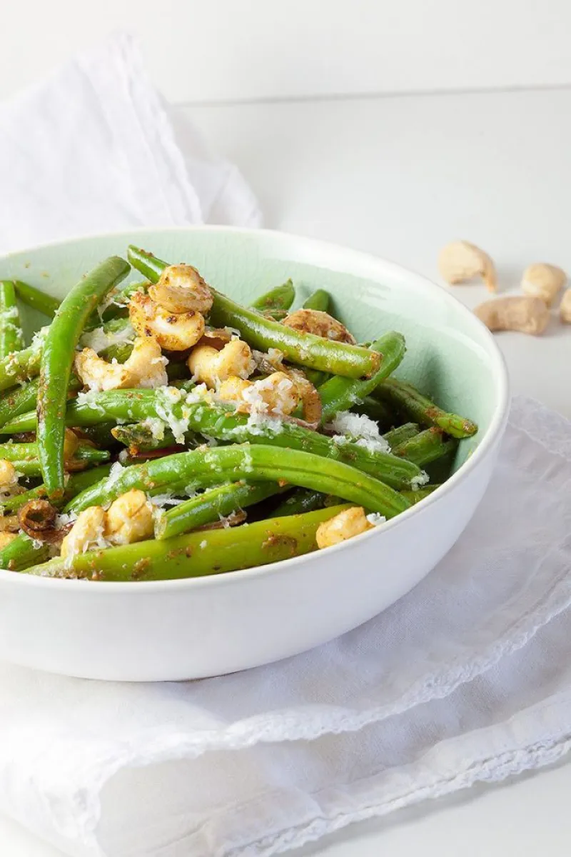 Curried green beans with cashews