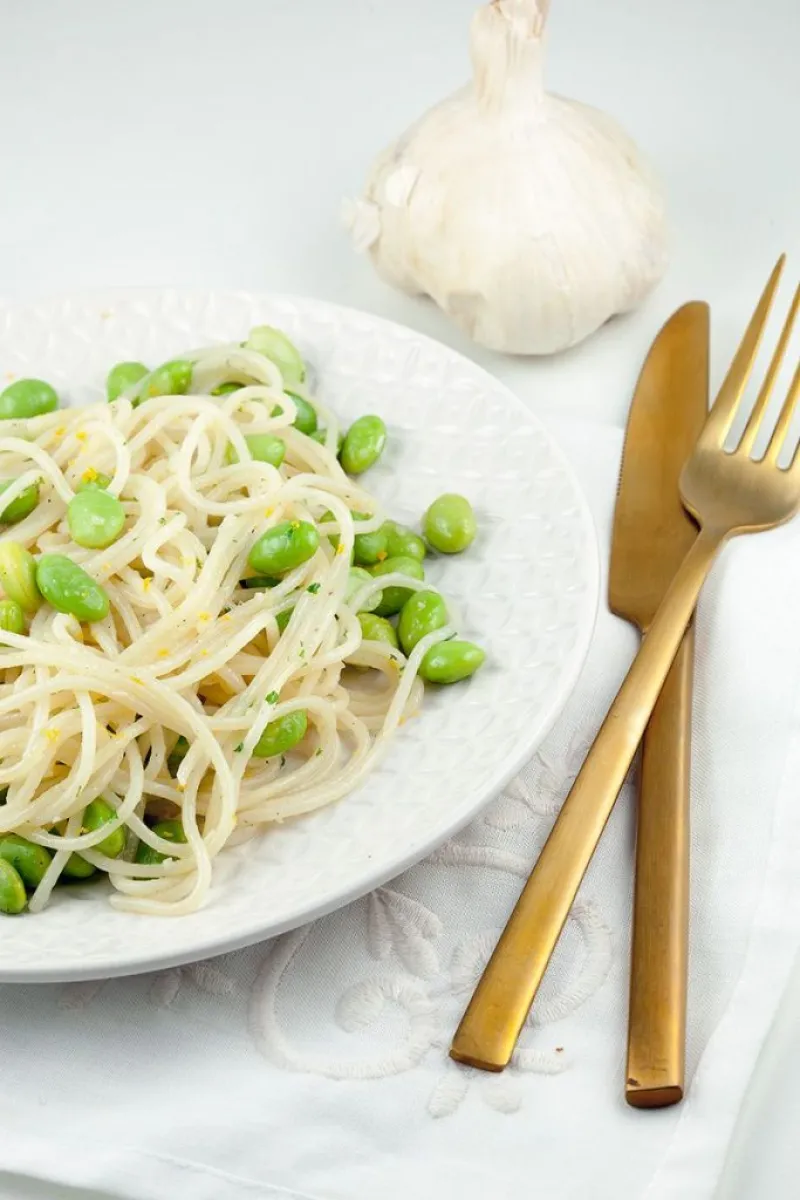 Edamame and garlic spaghetti
