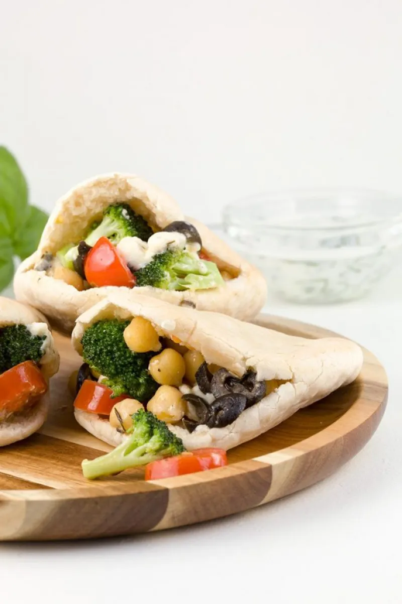 Mini pitas with chickpeas and broccoli