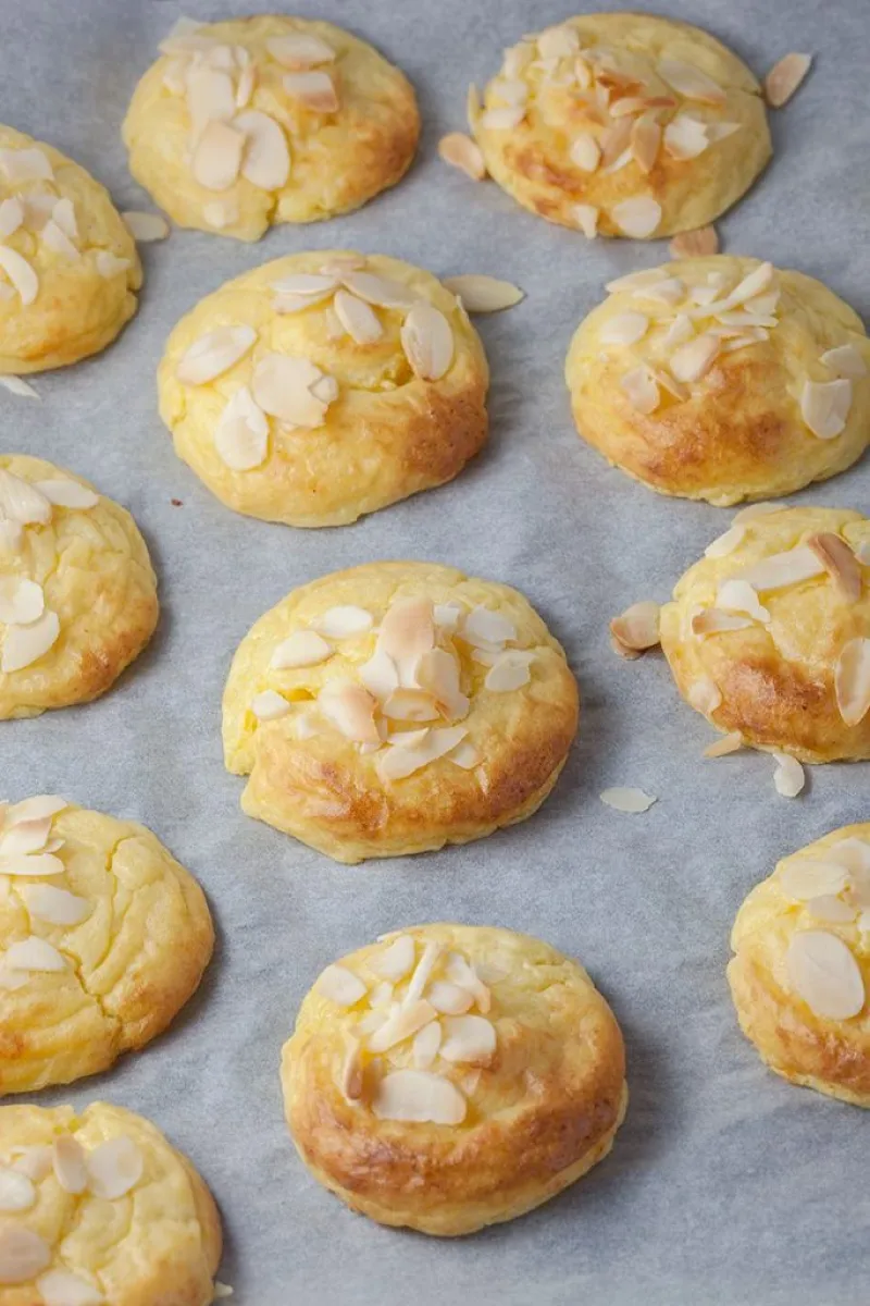 Oven-baked mashed potatoes with cheese