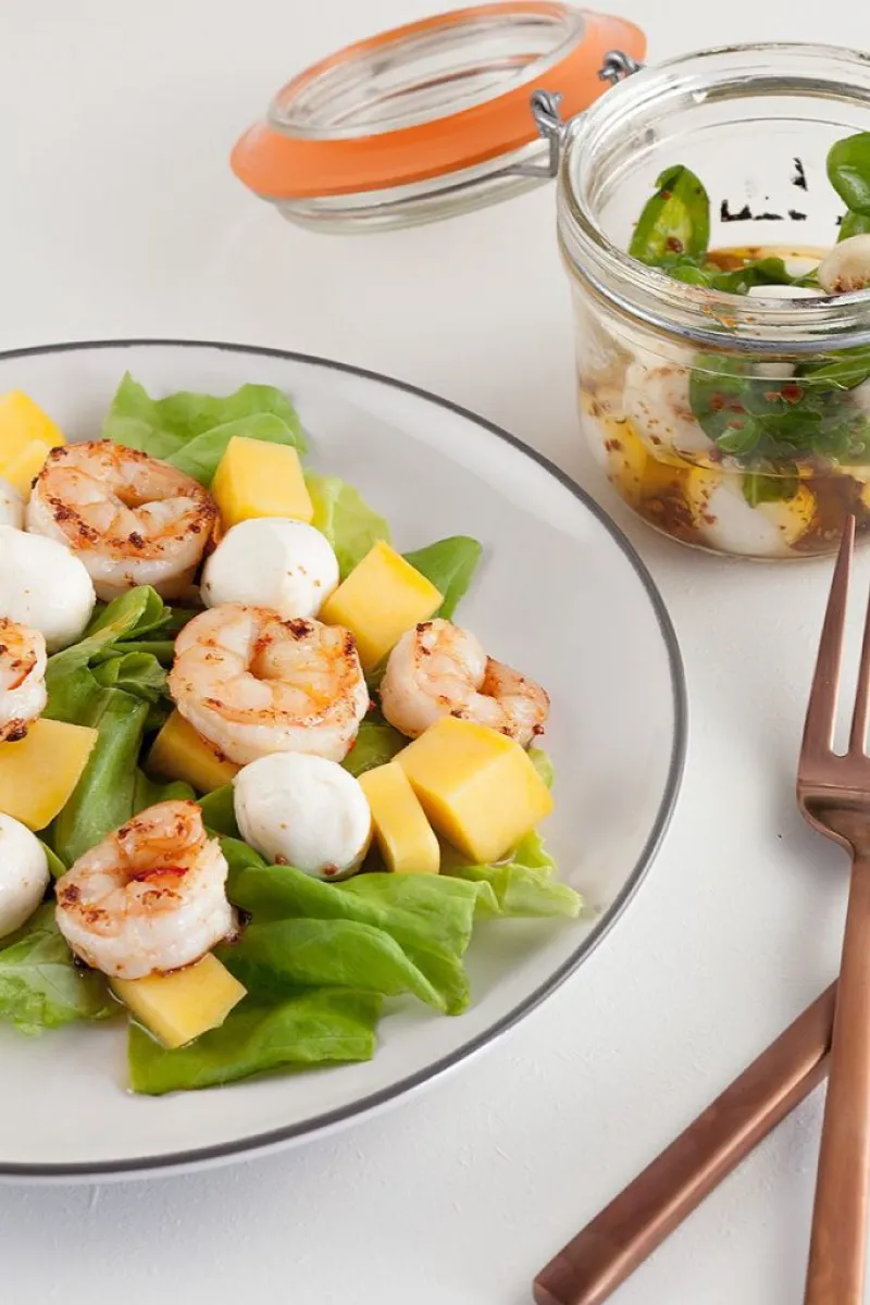 Shrimp salad with mango and mozzarella