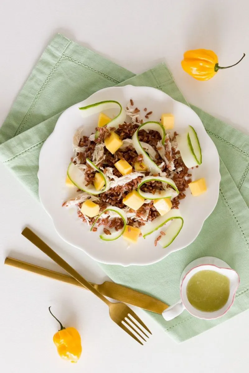Spicy red rice salad with chicken and mango