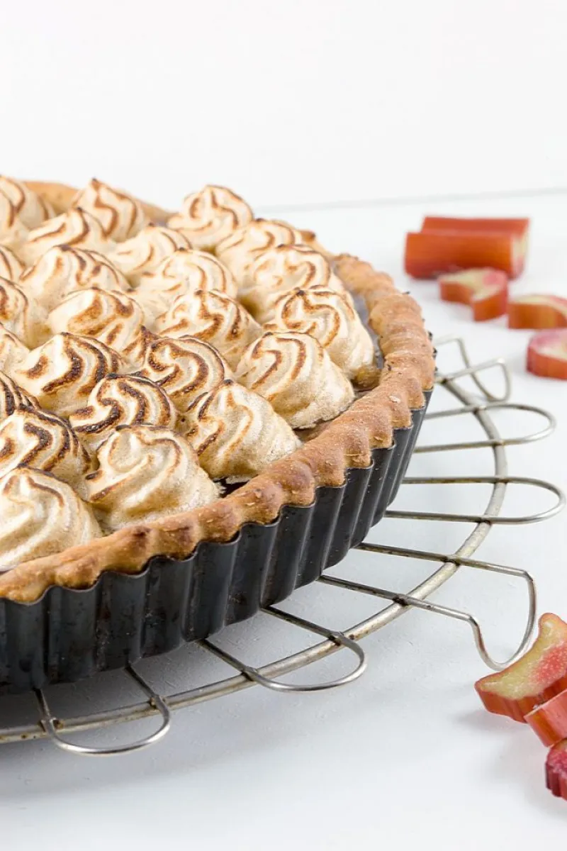 'Healthy' rhubarb meringue pie