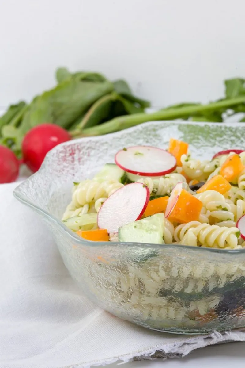 Pasta salad with cucumber and basil pesto