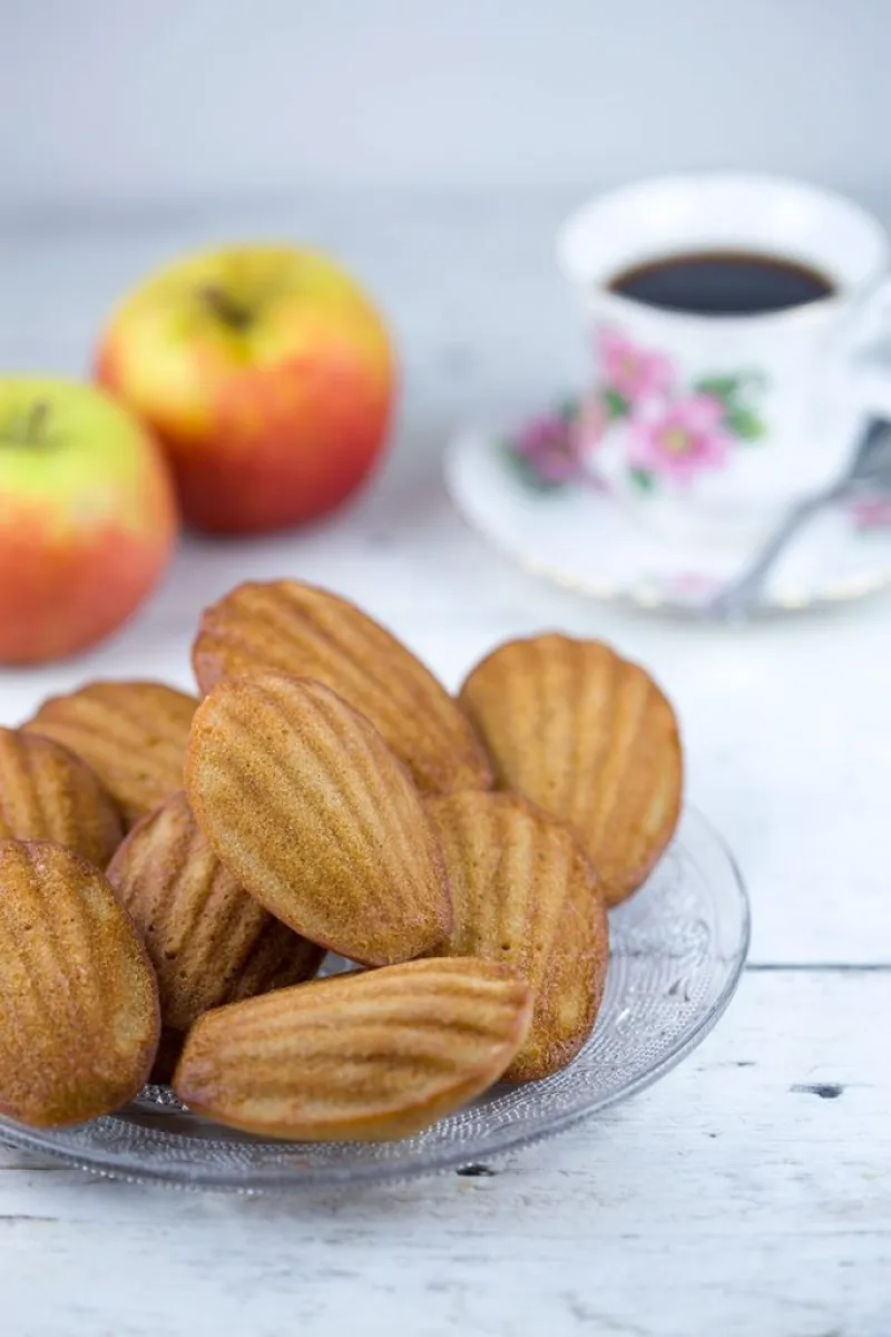 Apple and cinnamon madeleines