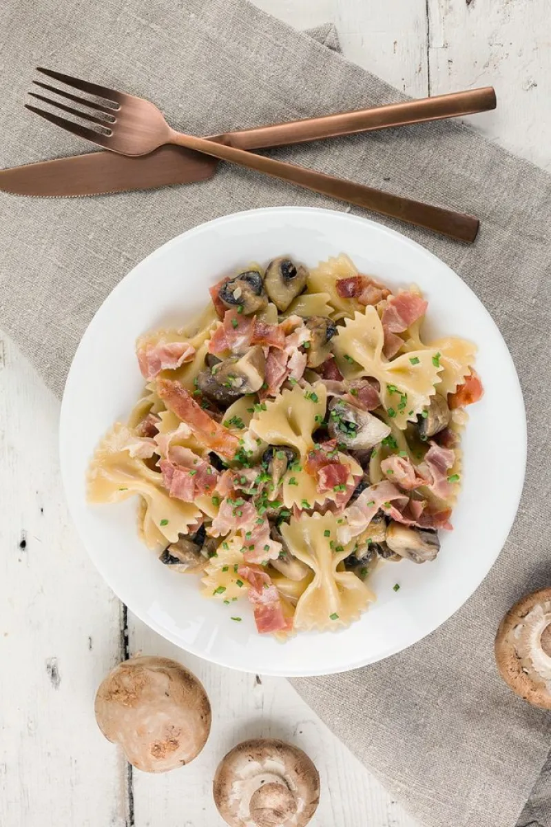 Creamy ham and mushroom farfalle