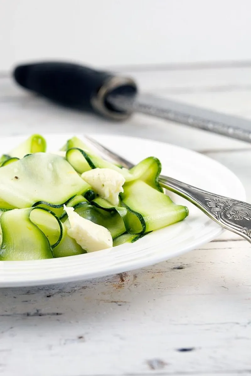 Refreshing zucchini salad with mozzarella