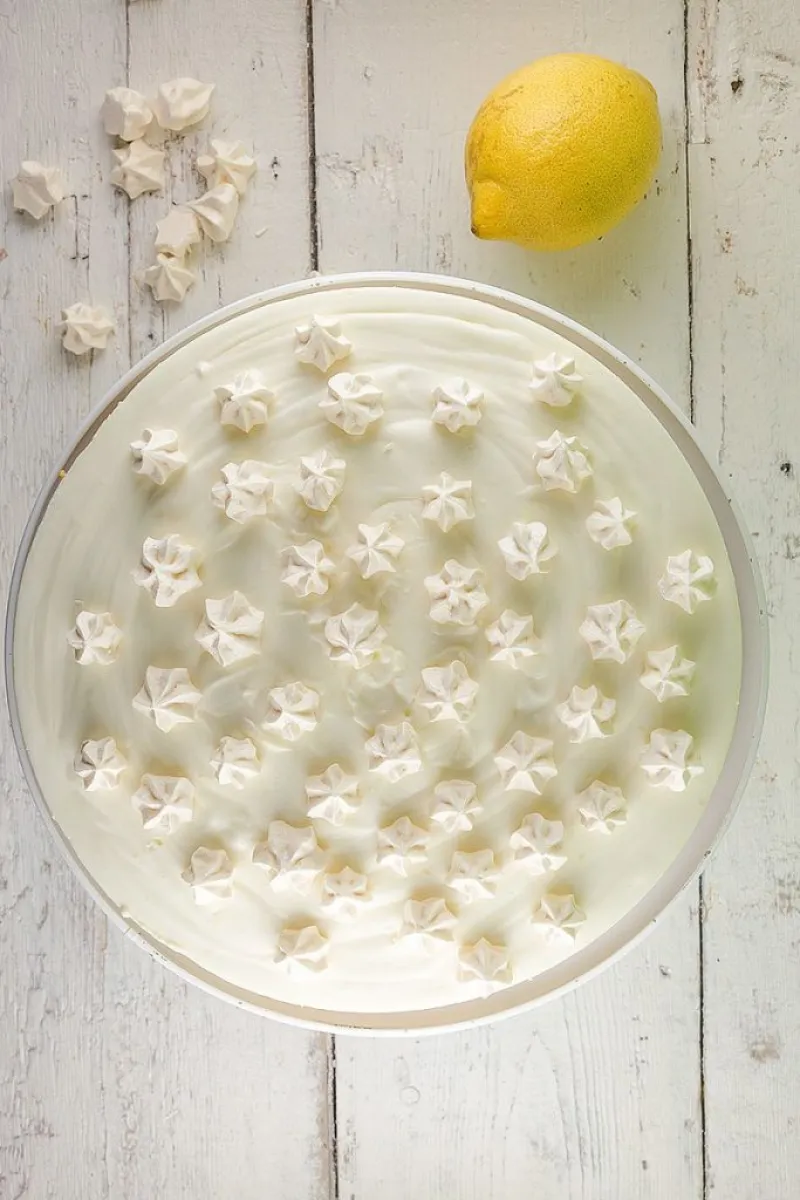 Lemon and meringue quark pie