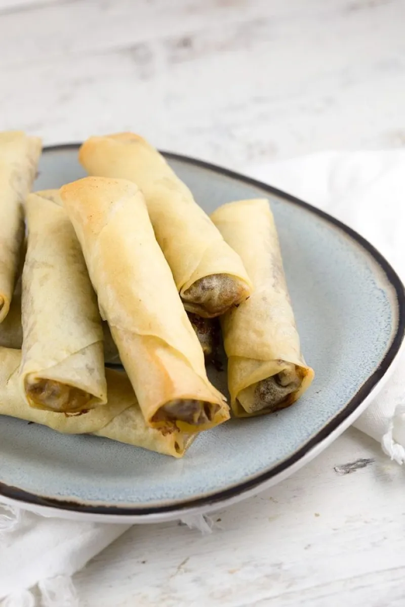 Spiced ground beef phyllo dough rolls