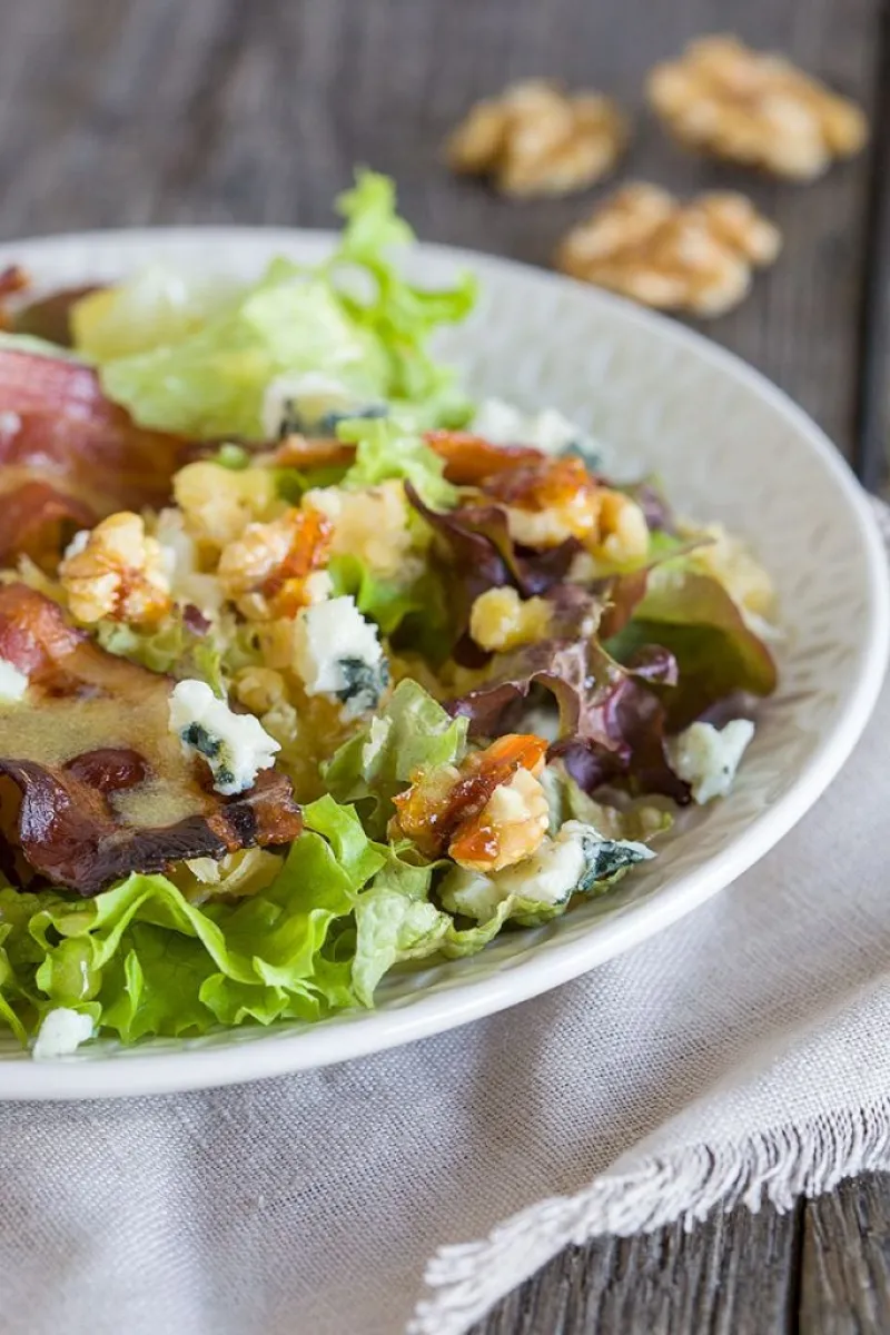Autumn salad with bacon, lentils and cheese
