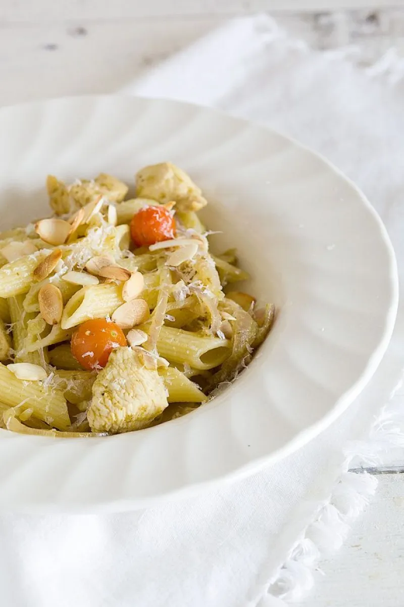 Chicken and pesto pasta with almonds