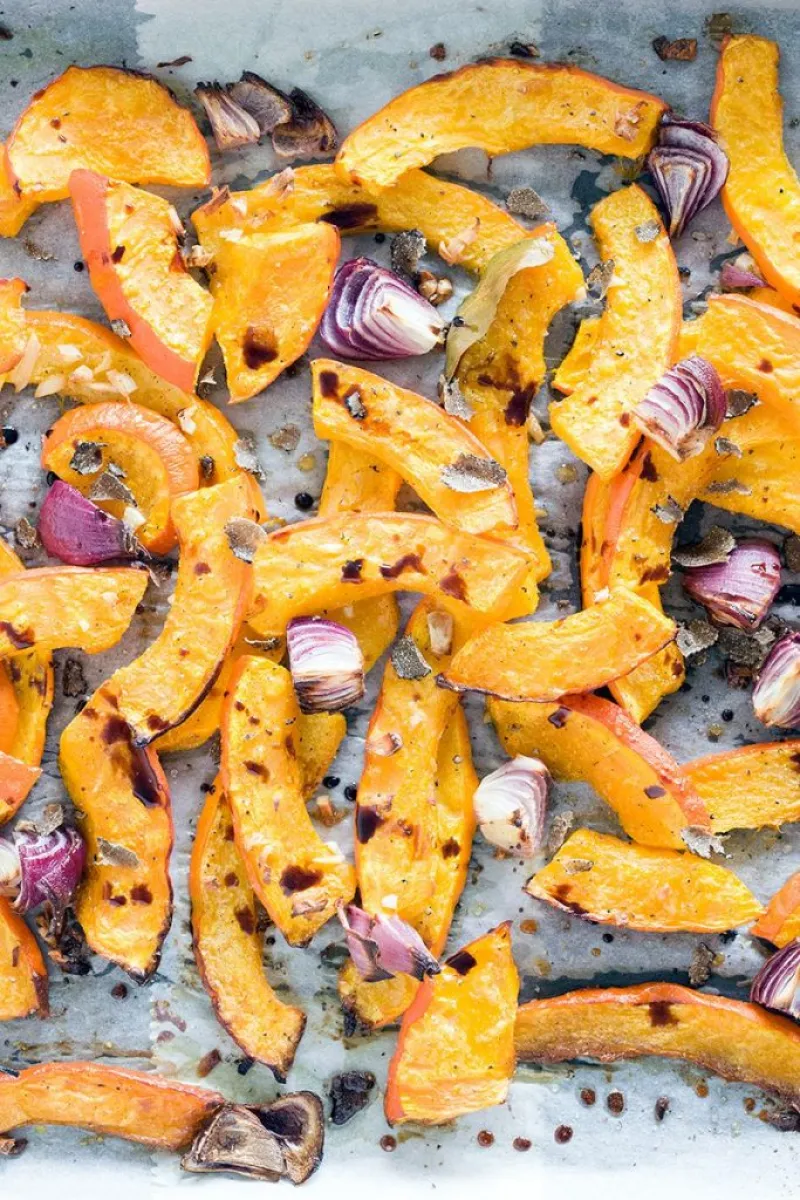 Oven-roasted pumpkin with red onion and truffle