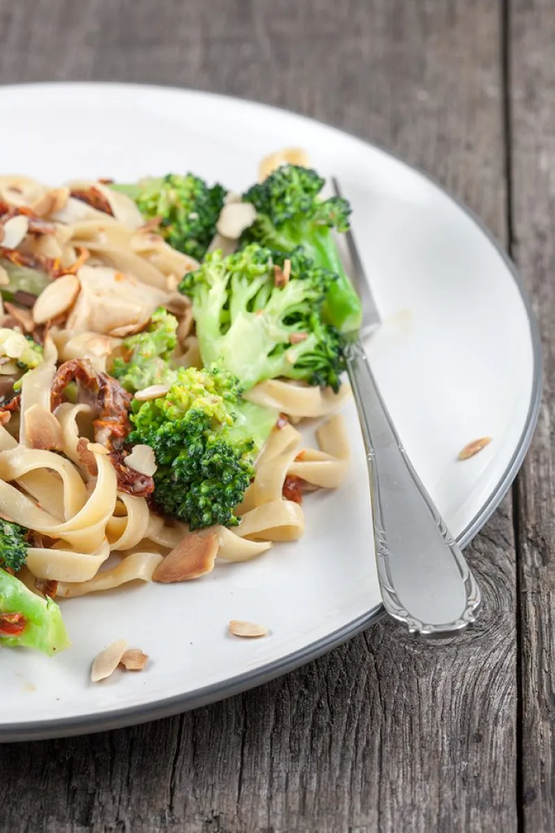 Creamy broccoli and chicken tagliatelle