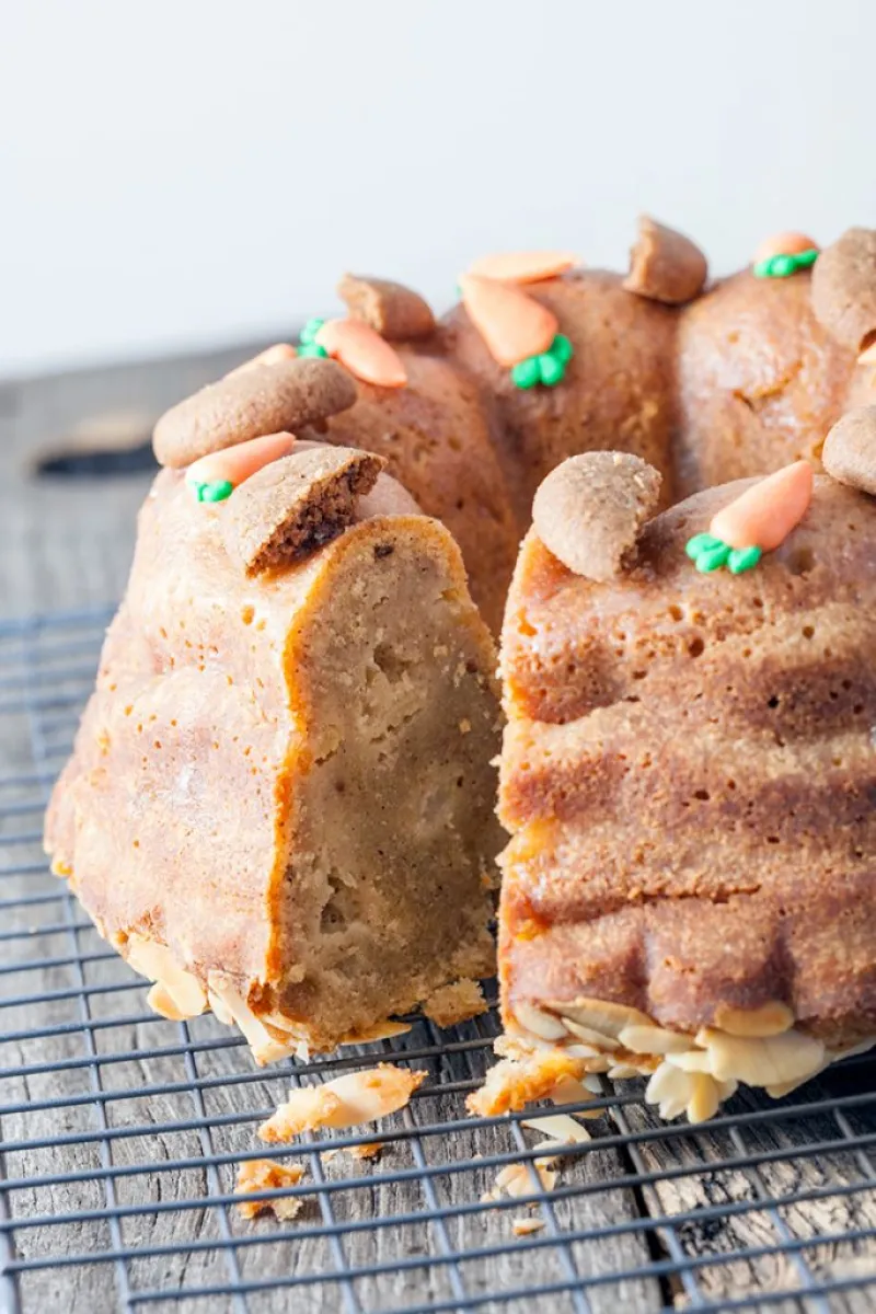 'Sinterklaas' turban cake with pear