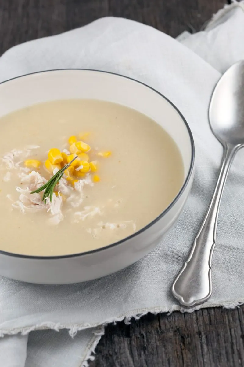 Roasted garlic soup with chicken and corn