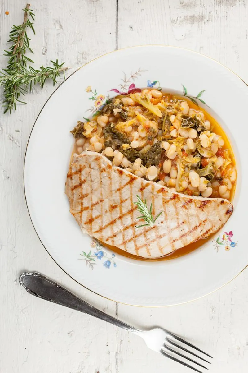 White bean stew with grilled veal