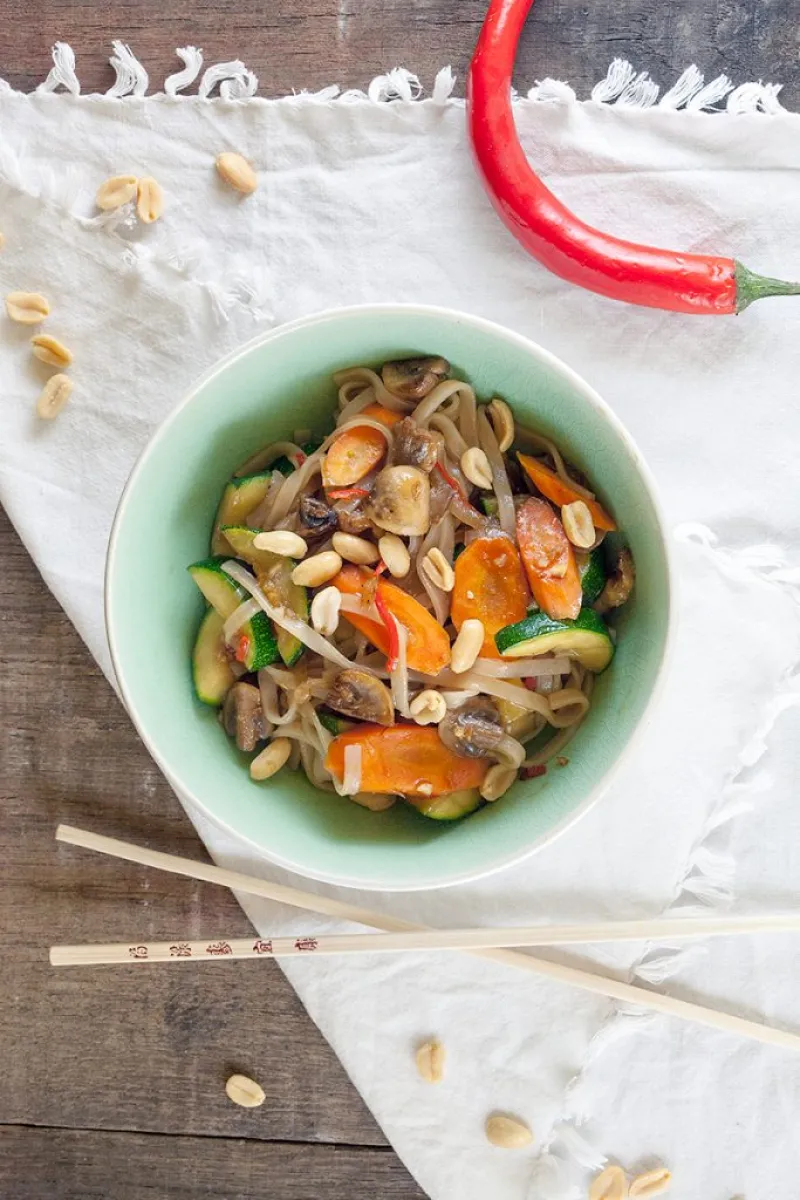 Pan-fried vegetables with rice noodles