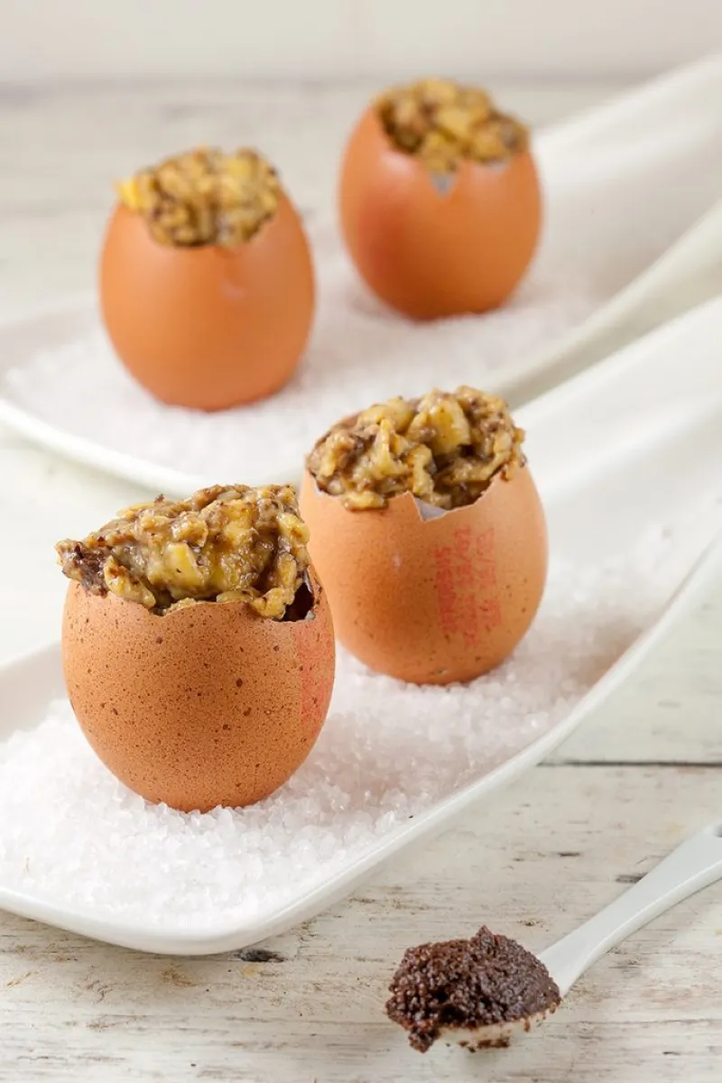 Scrambled eggs with black olives