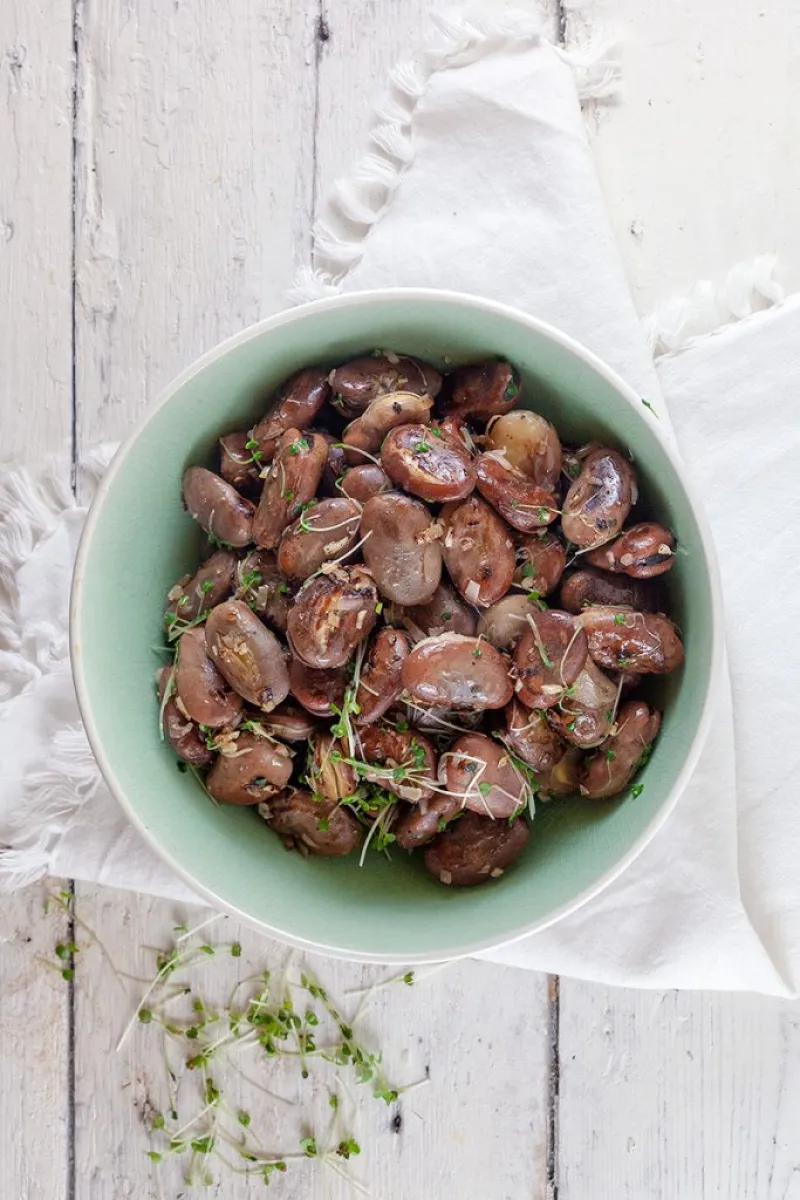 Pan fried broad beans with garlic