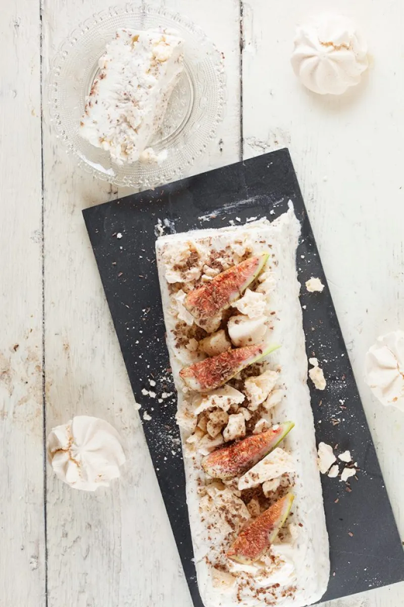 Meringue and stracciatella ice cream pie