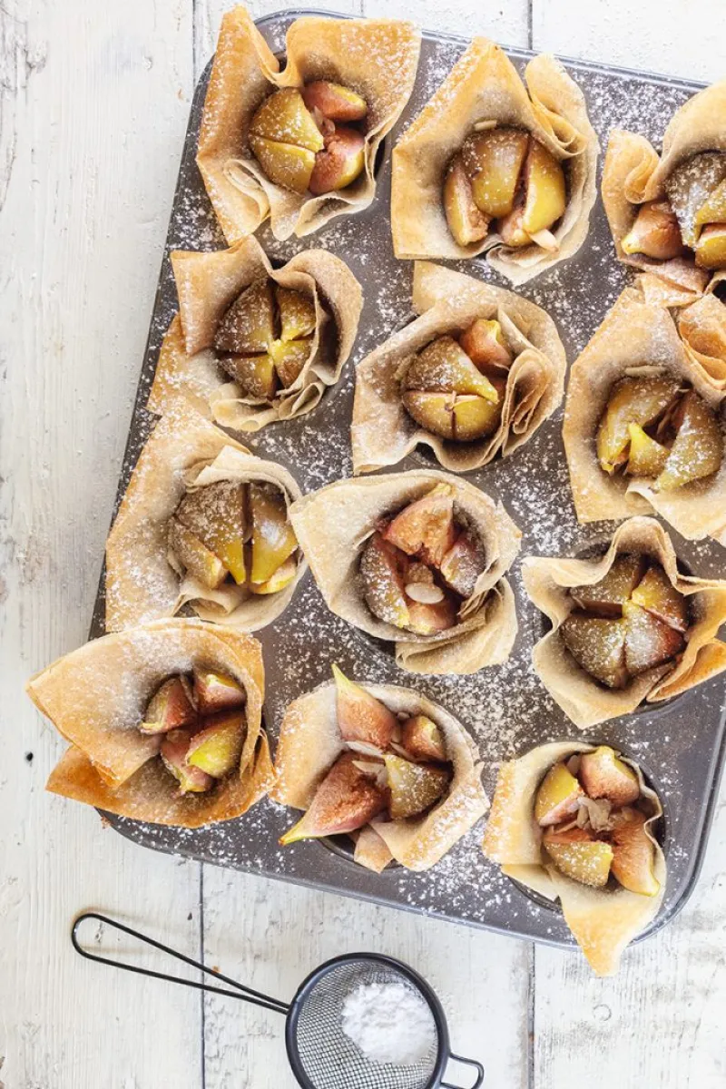 Crunchy mini fig pies