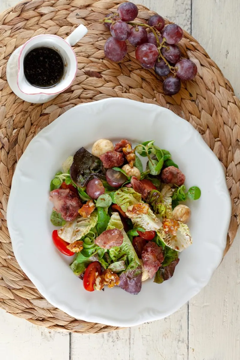 Salad with mozzarella, grapes and molasses dressing
