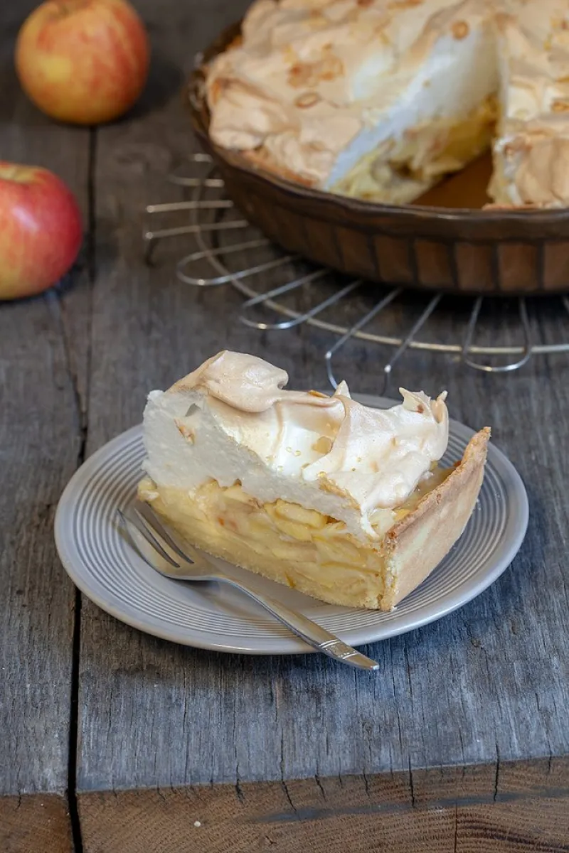 Apple meringue pie