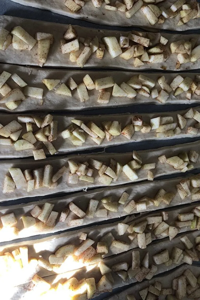 Making apple brioche