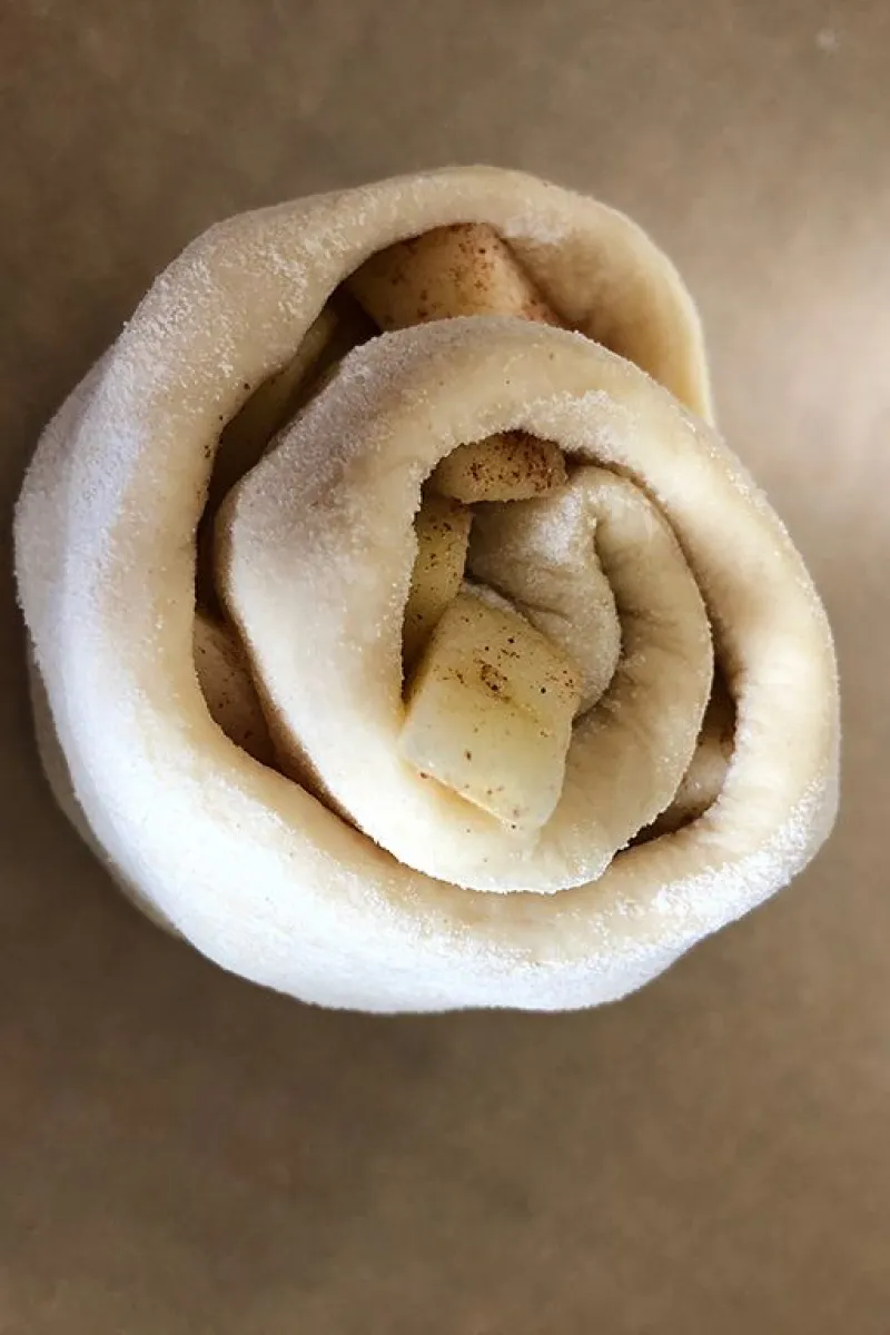 Making apple brioche