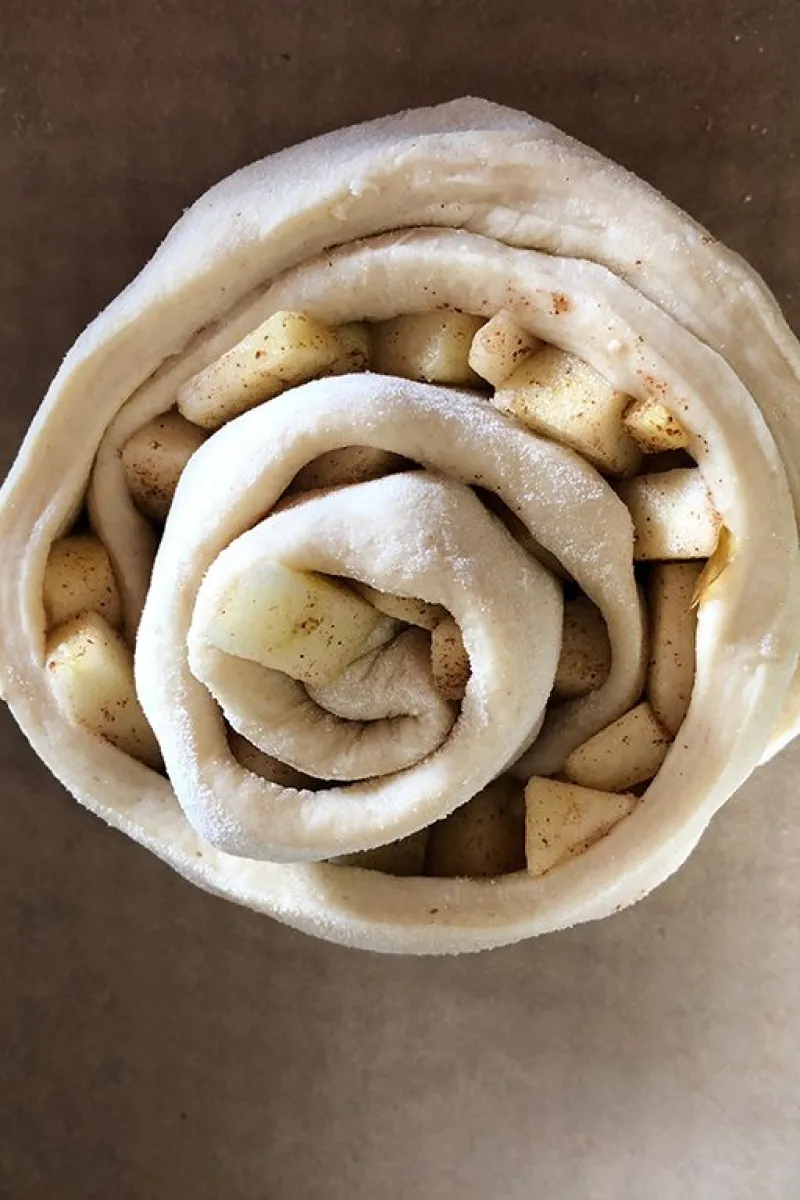 Making apple brioche