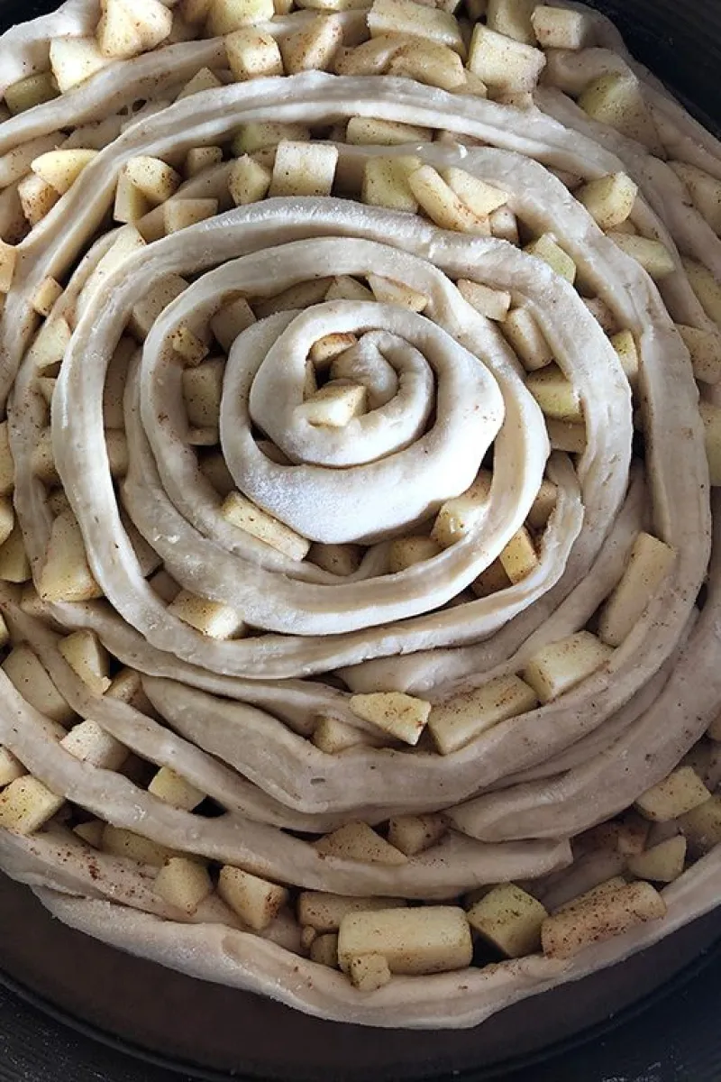 Making apple brioche