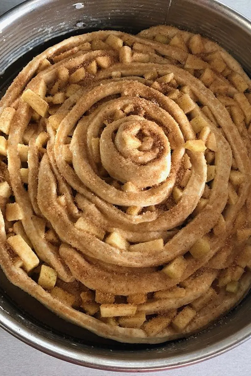 Making apple brioche